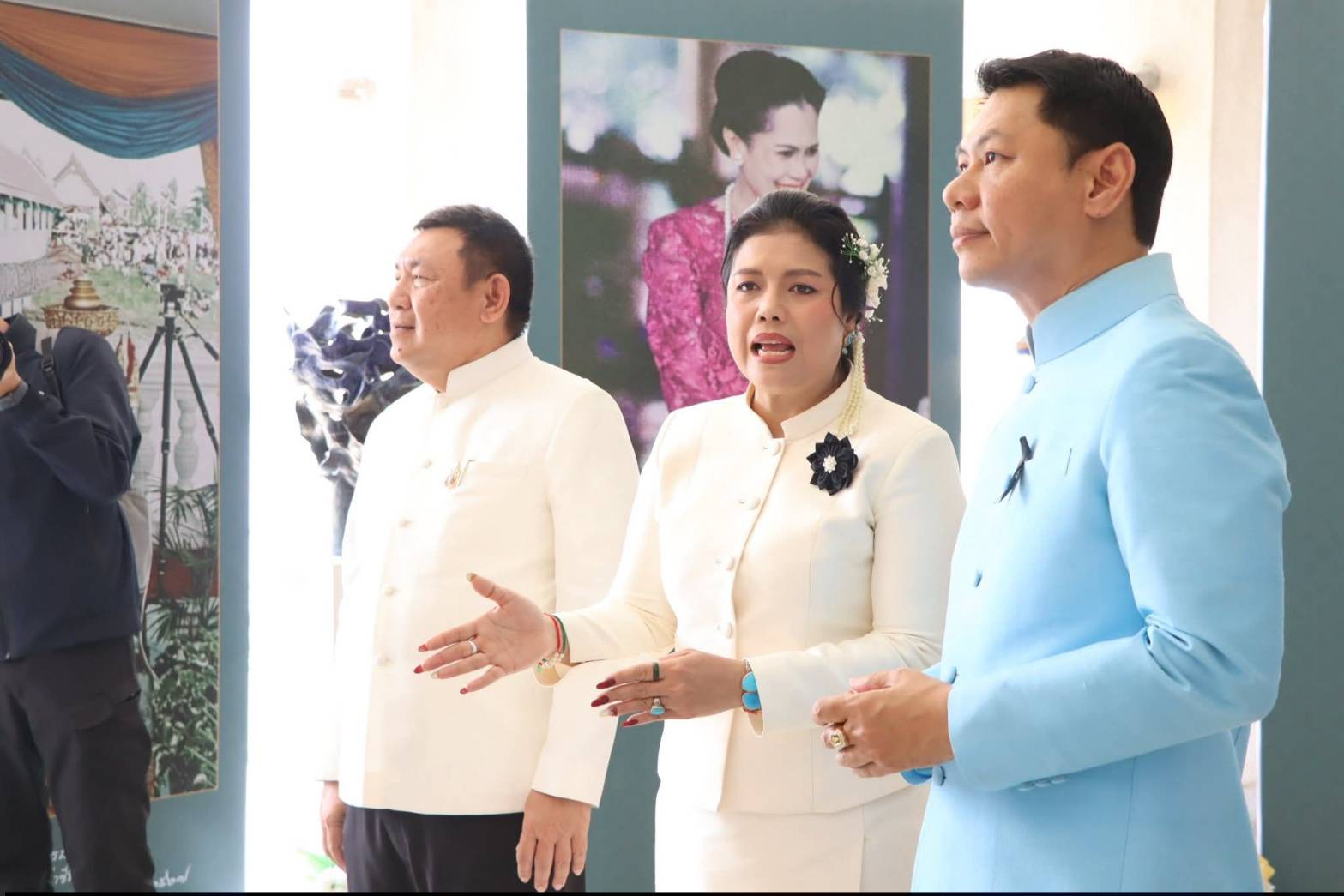 title - ศพส. จัดงาน “รักแห่งศิลป์ รักแห่งแผ่นดิน” เพื่อน้อมรำลึกในพระมหากรุณาธิคุณของสมเด็จพระนางเจ้าสิริกิติ์ พระบรมราชินีนาถ พระบรมราชชนนีพันปีหลวง ณ ศูนย์ส่งเสริมและพัฒนาอาชีพเสริมนอกภาคการเกษตร (ศูนย์ศิลปาชีพบางไทรฯ เดิม)